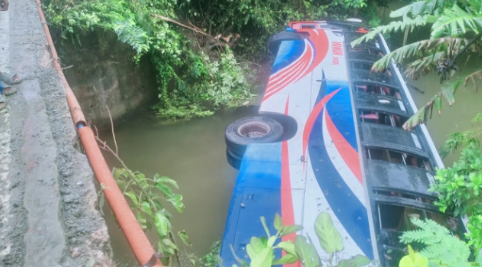 বরিশালে ব্রিজের রেলিং ভেঙে বাস খালে, আহত ২৫