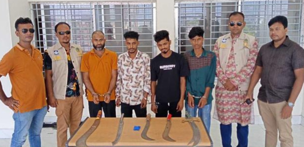 বরিশালে কুখ্যাত মাদক ব্যবসায়ী রাসেল মেম্বারসহ গ্রেফতার ৪, অস্ত্র-ইয়াবা উদ্ধার