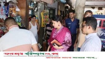 বরিশালে নিষিদ্ধ পলিথিন জব্দ, তিন ব্যবসায়ীকে জরিমানা