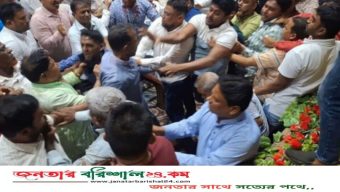 আমীর খসরুর সামনেই বিএনপির দুই পক্ষের হাতাহাতি