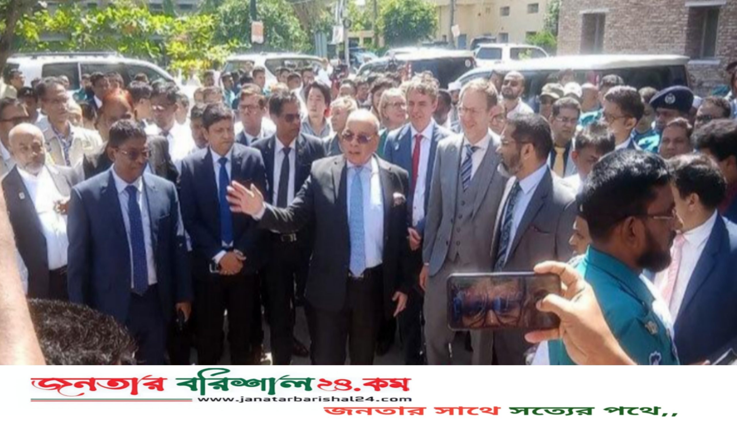 বরিশাল জেলা ও দায়রা জজ আদালত পরিদর্শন করলেন প্রধান বিচারপতি