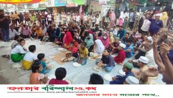 বরিশালে চাকরিচ্যুত মা-বাবার সঙ্গে থালা হাতে রাস্তায় সন্তানরা