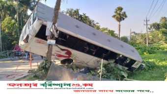 বরিশালে মোটরসাইকেল চালককে বাঁচাতে গিয়ে খাদে সাকুরা পরিবহন, আহত ১৩