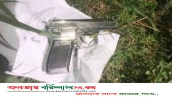 নারীর হাতে মার খেয়ে অস্ত্র ফেলে পালাল তিন ছিনতাইকারী