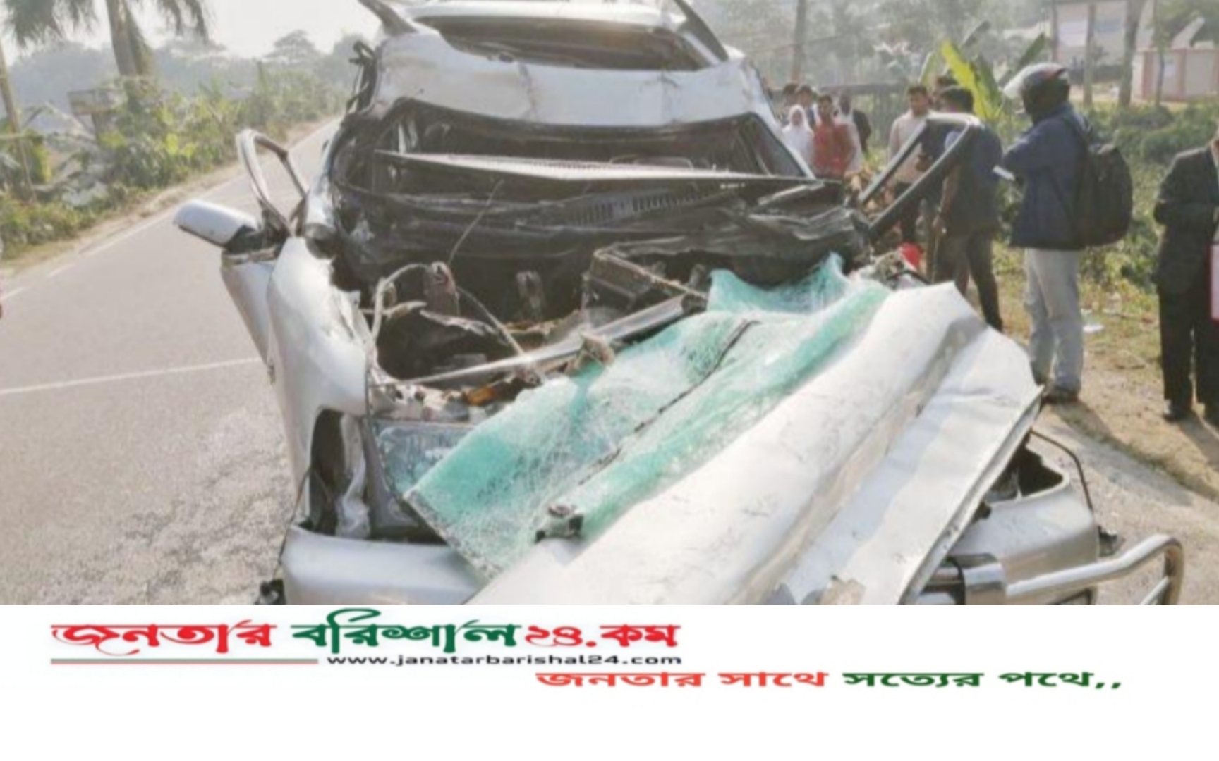 বরিশালে কাভার্ড ভ্যানের ধাক্কায় দুমরে মুচরে গেল যাত্রীবাহি মাইক্রোবাস, আহত ৮