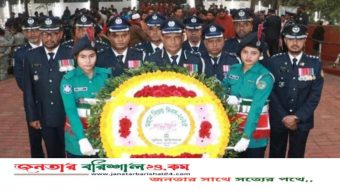 বরিশাল মেট্রোপলিটন পুলিশের বিজয় দিবসে শ্রদ্ধা নিবেদন