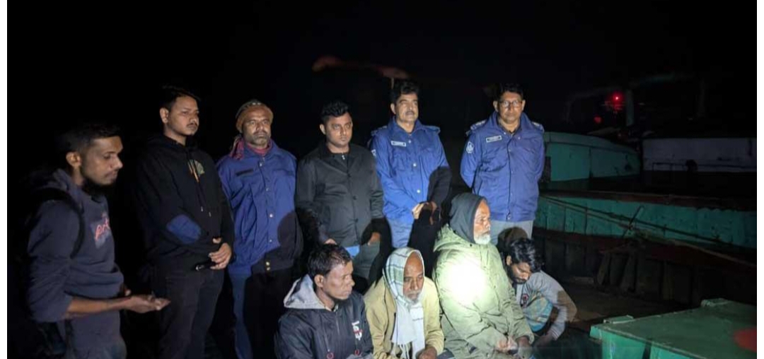 বরিশালে অবৈধ বালু উত্তোলনের দায়ে ৪ জনকে জরিমানা, ড্রেজার-নৌযান জব্দ