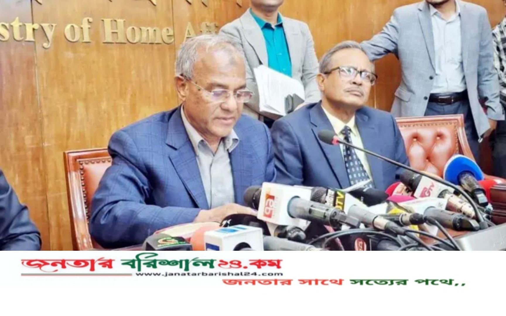 নিরাপত্তা ঝুঁকিতে থাকা ২০ জনকে গানম্যান দেওয়া হয়েছে : স্বরাষ্ট্র উপদেষ্টা