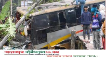 বরিশালে বৈদ্যুতিক খুঁটিতে ধাক্কা লেগে খাদে যাত্রীবাহী বাস, আহত ৪