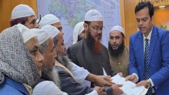 বরিশালের দুটি আসনে মুফতি ফয়জুল করীমের মনোনয়নপত্র দাখিল