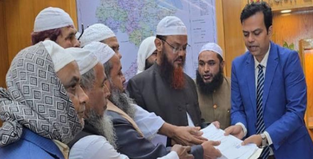 বরিশালের দুটি আসনে মুফতি ফয়জুল করীমের মনোনয়নপত্র দাখিল