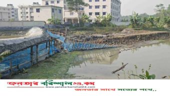 সরকারি জায়গা দখল করে বালু ভরাট প্রভাবশালীর