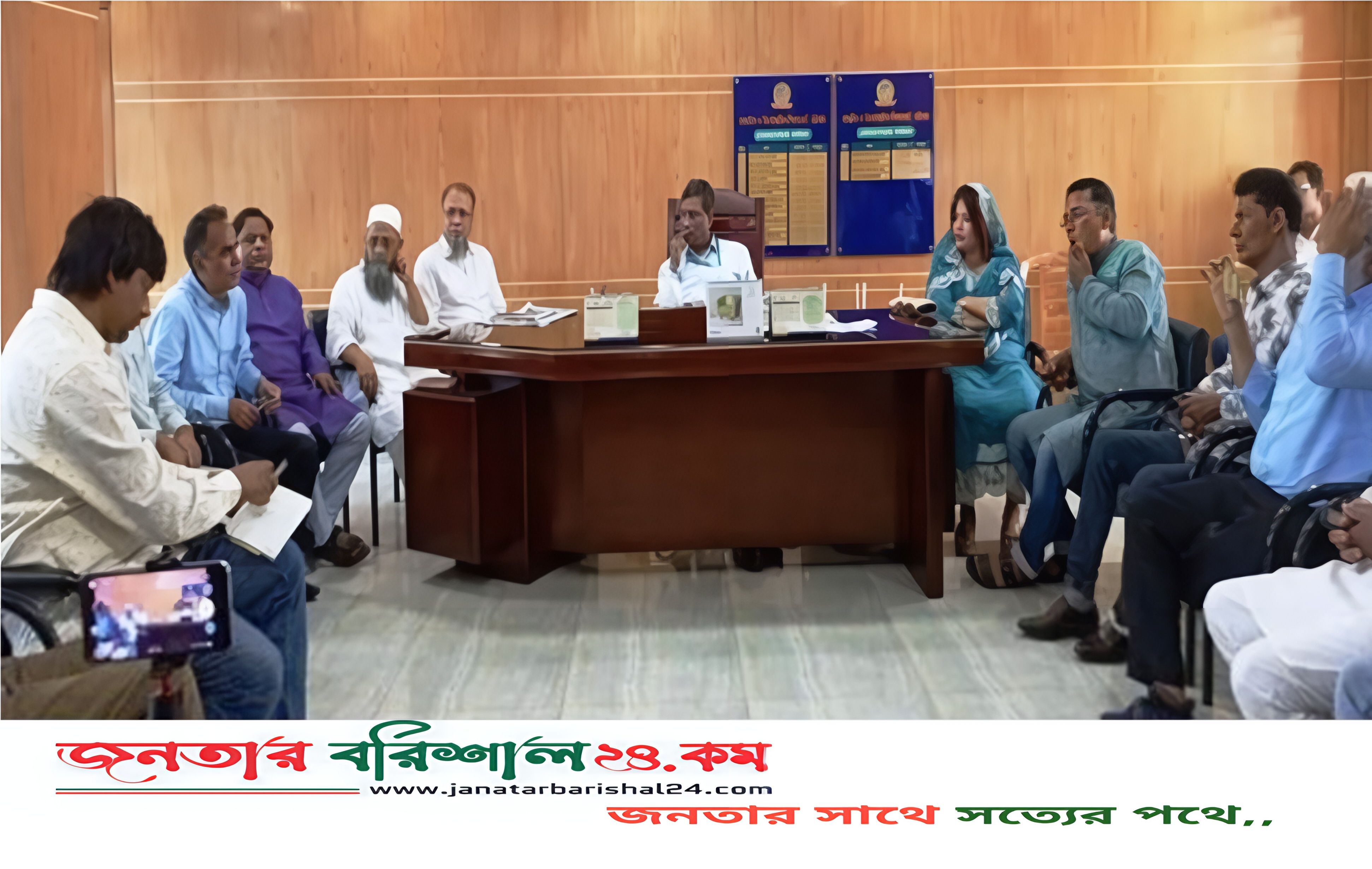 বরিশাল শিক্ষা বোর্ড অফিসে কর্মকর্তাদের যোগদান নিয়ে উত্তেজনা