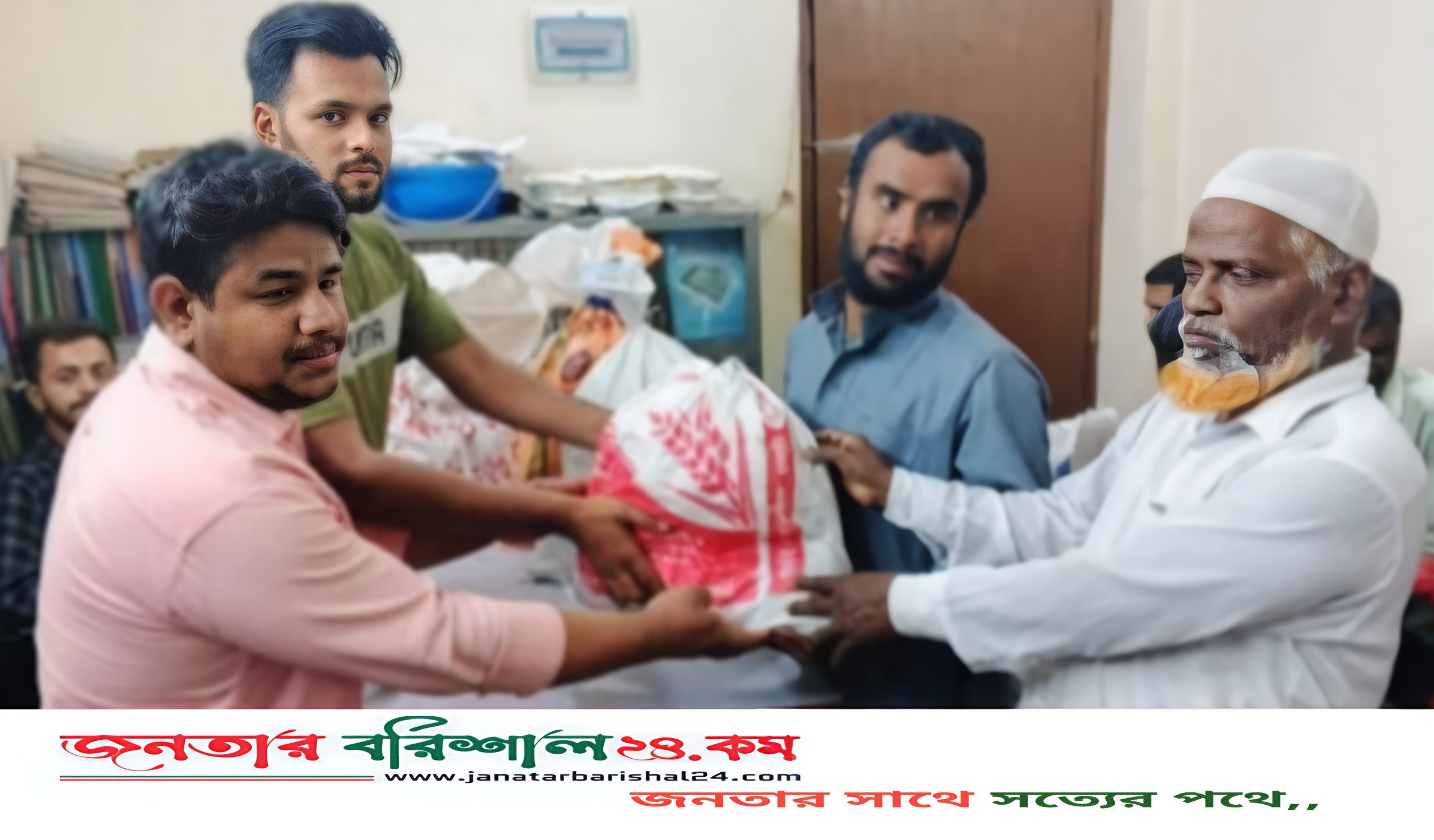 বরিশালে হতদরিদ্র দৃষ্টি প্রতিবন্ধীদের মাঝে ইফতার সামগ্রী বিতরণ