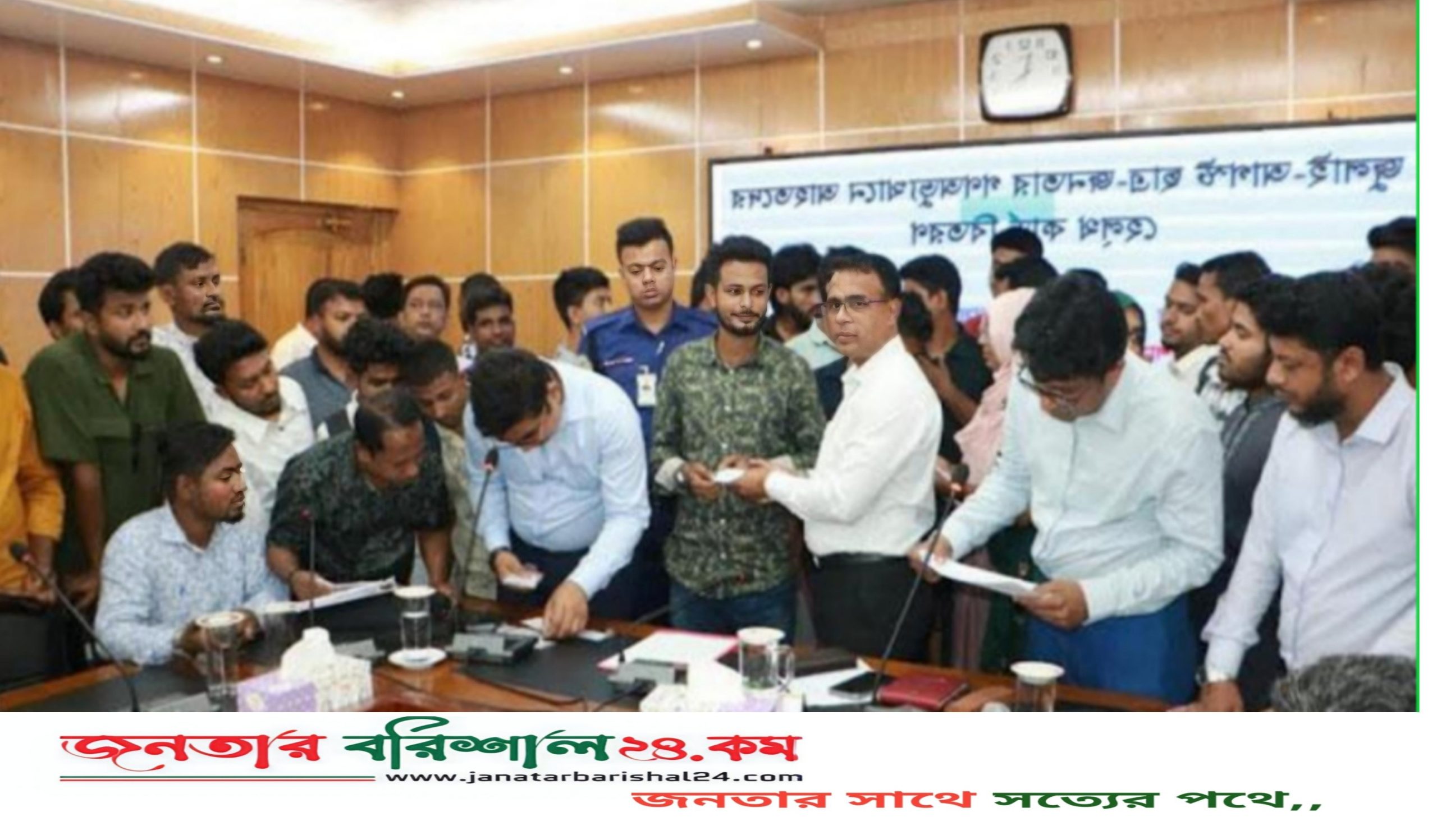 বরিশালে জুলাই-আগস্ট গণঅভ্যুত্থানে আ’হ’ত ২৪৪ জন পেলেন হেলথ কার্ড