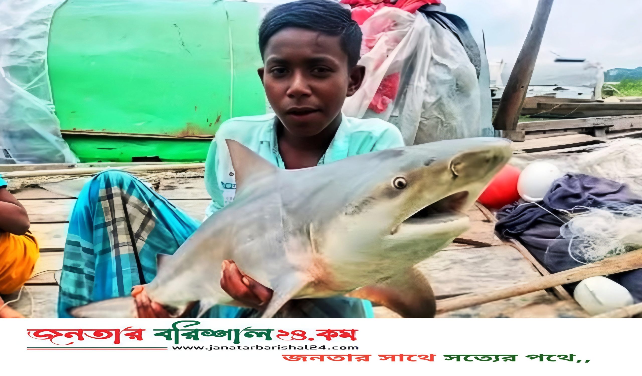 বরিশালের সুগন্ধা নদীতে জেলেদের জালে ধরা পড়লো হাঙর!