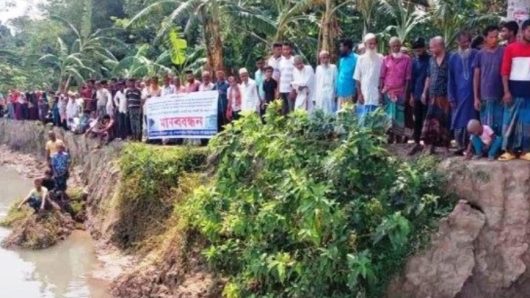 ঝালকাঠির সুগন্ধা ও বিশখালি নদীর তীব্র ভাঙন রোধে মানববন্ধন