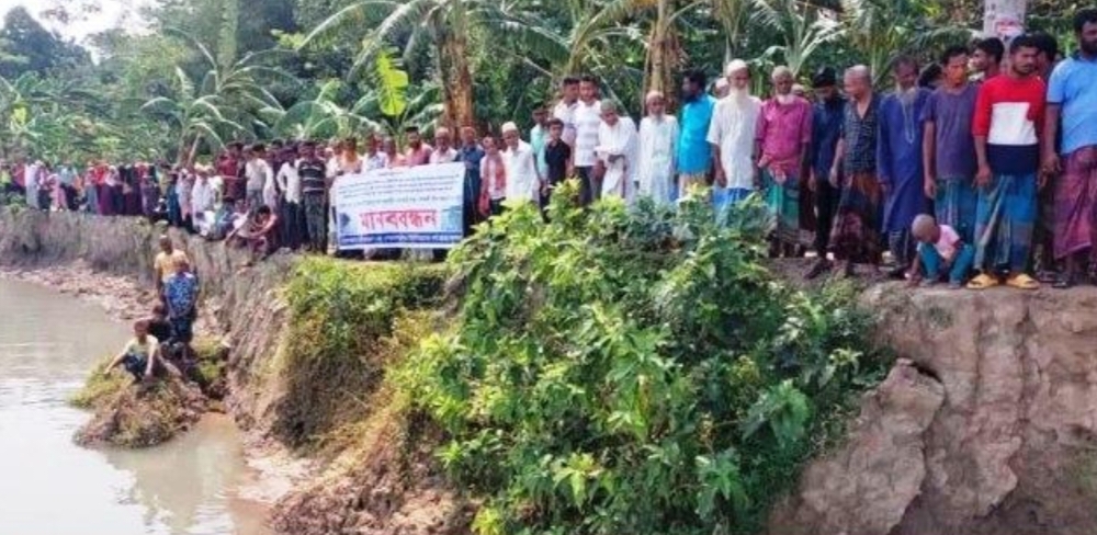 ঝালকাঠির সুগন্ধা ও বিশখালি নদীর তীব্র ভাঙন রোধে মানববন্ধন