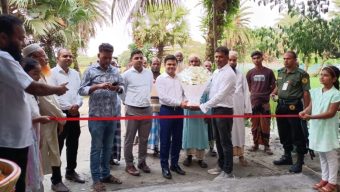 ভোগান্তি লাঘব করায় এলাকাবাসীর ভালবাসায় সিক্ত বরিশাল সদর ইউএনও