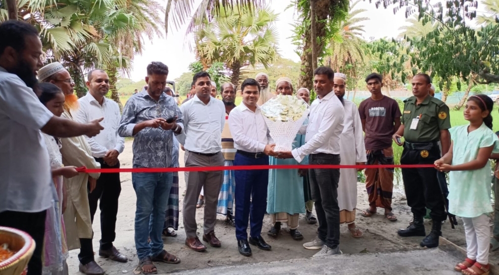 ভোগান্তি লাঘব করায় এলাকাবাসীর ভালবাসায় সিক্ত বরিশাল সদর ইউএনও