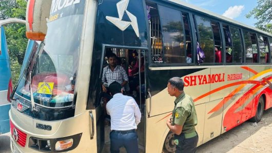 উজিরপুরে ঈদযাত্রায় হয়রানি লাঘবে উপজেলা প্রশাসনের মোবাইল কোর্ট পরিচালনা