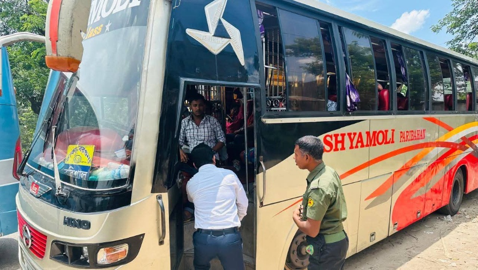 উজিরপুরে ঈদযাত্রায় হয়রানি লাঘবে উপজেলা প্রশাসনের মোবাইল কোর্ট পরিচালনা