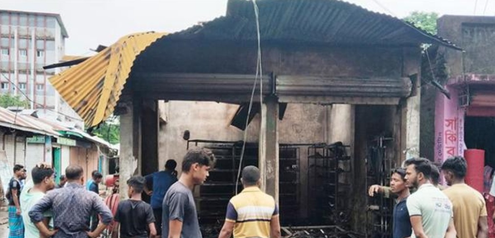 ভোলা অগ্নিকাণ্ডে ৪ ব্যবসাপ্রতিষ্ঠান পুড়ে গেছে, প্রায় ৩০ লাখ টাকার ক্ষয়ক্ষতি
