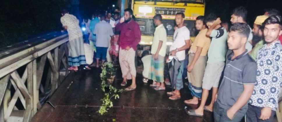 নেছারাবাদ বেইলি ব্রি*জ ভে*ঙে বরিশাল’র স*ঙ্গে সড়ক যোগাযোগ ব*ন্ধ : দু*র্ভো*গে জনগন