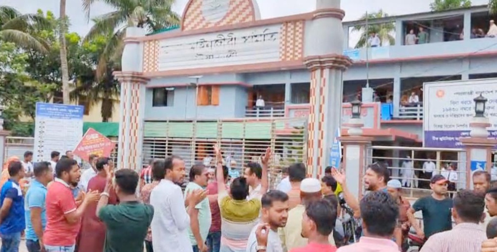 পটুয়াখালী আদালতে বিএনপিপন্থী আইনজীবীদের মা*রা*মা*রি, আ*হ*ত ৫