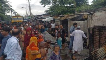 বরিশালে আ*গু*নে পুড়ে ছাই ২ দোকান ও বসতবাড়ি