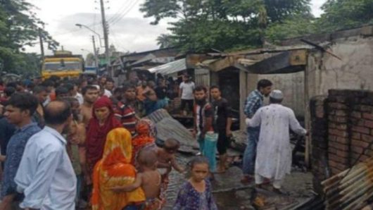 বরিশালে আ*গু*নে পুড়ে ছাই ২ দোকান ও বসতবাড়ি