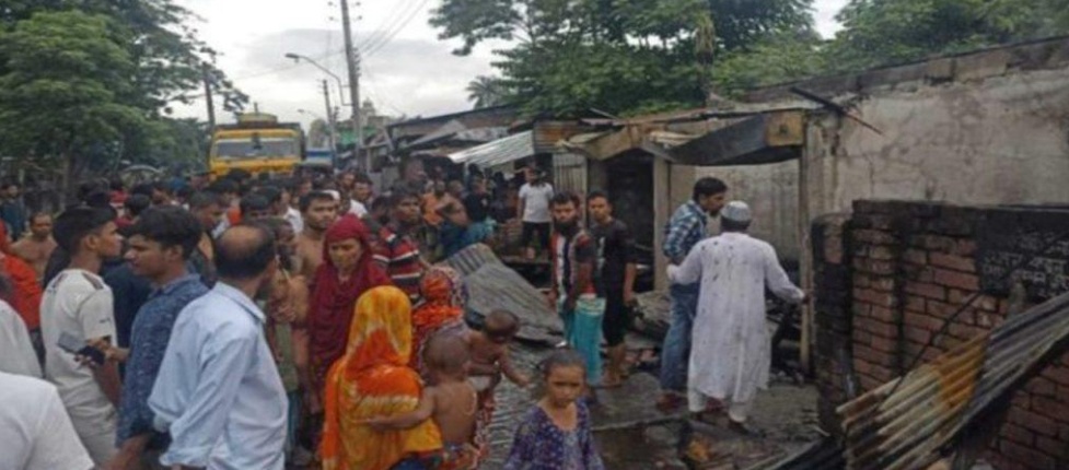 বরিশালে আ*গু*নে পুড়ে ছাই ২ দোকান ও বসতবাড়ি