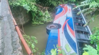 বরিশালে ব্রিজের রেলিং ভেঙে বাস খালে, আহত ২৫