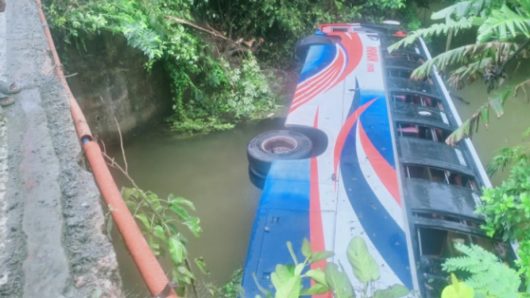 বরিশালে ব্রিজের রেলিং ভেঙে বাস খালে, আহত ২৫