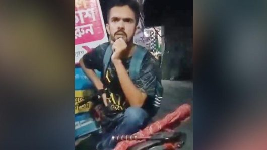 বরিশালে ছাত্রদল নেতার নেতৃত্বে স্বেচ্ছাসেবক লীগ নেতাকে পি‌টুনি, ভিডিও ভাইরাল