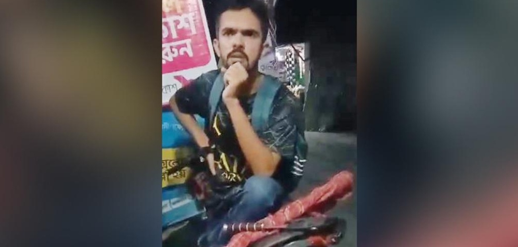 বরিশালে ছাত্রদল নেতার নেতৃত্বে স্বেচ্ছাসেবক লীগ নেতাকে পি‌টুনি, ভিডিও ভাইরাল