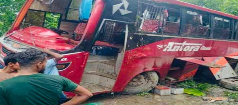 বরিশাল-ঢাকা মহাসড়কে অন্তরা পরিবহনের বাস খা দে, আ*হ*ত ১০