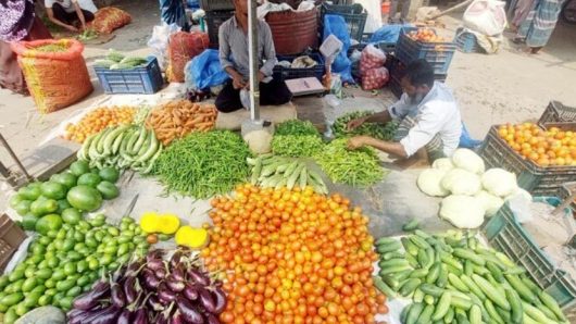 বরিশালে সবজির বাজারে অস্বস্তি