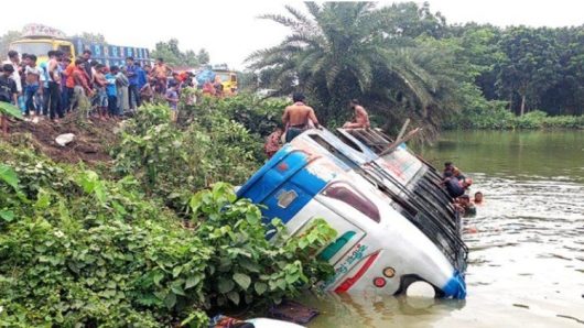 কালীগঞ্জে যাত্রীবাহী বাস উল্টে পুকুরে