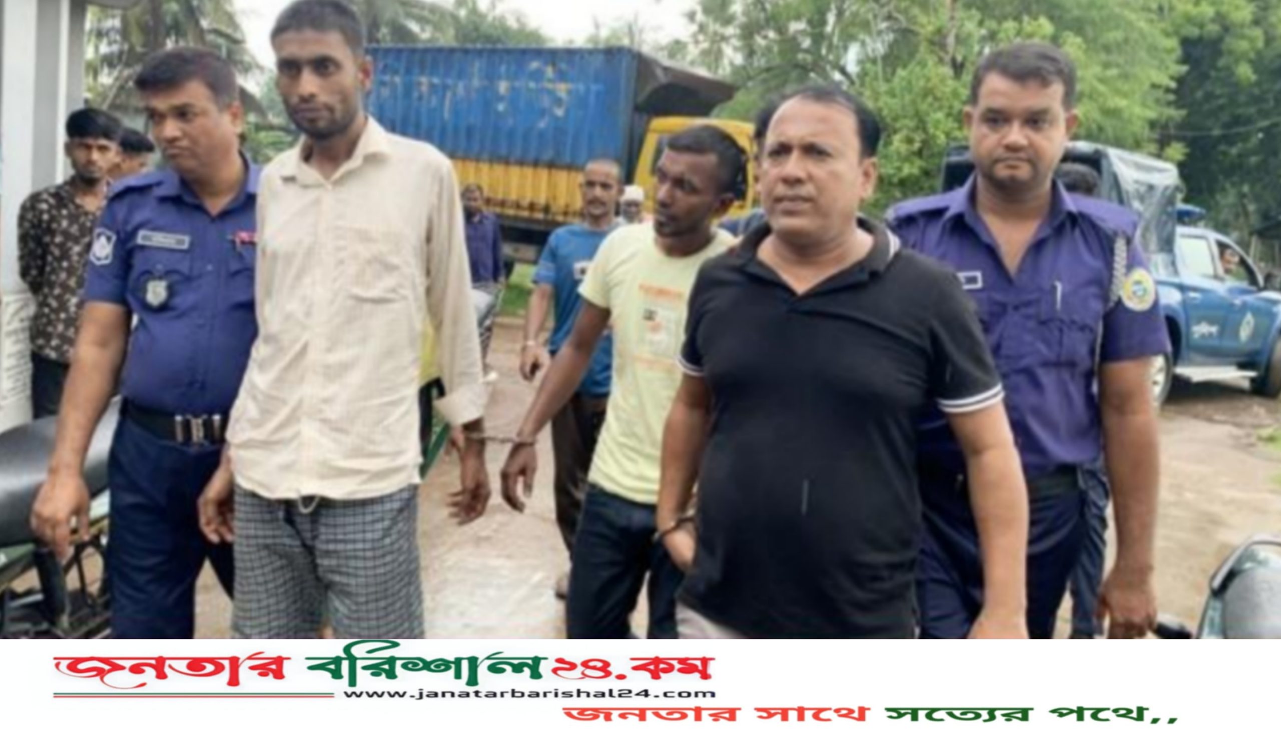 বরিশালে মাদক উদ্ধারে বাধা দেওয়ায় ইউপি সদস্যসহ গ্রেপ্তার ৪