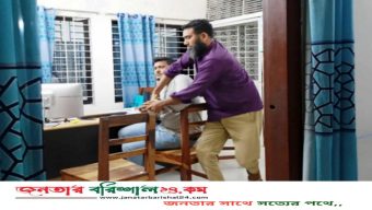 পটুয়াখালীতে ঘুষের ভিডিও ধারণ কালে সাংবাদিকের মোবাইল ছিনিয়ে নিলেন ভূমি কর্মকর্তা