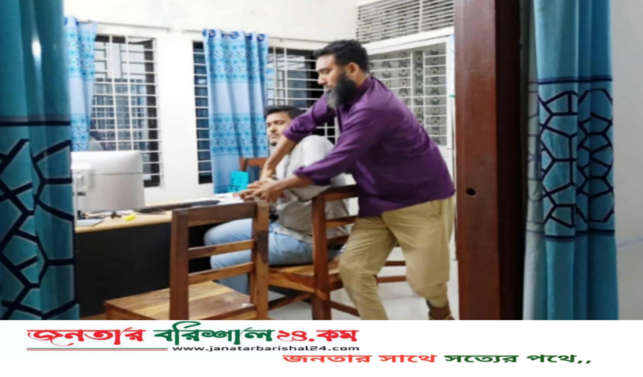 পটুয়াখালীতে ঘুষের ভিডিও ধারণ কালে সাংবাদিকের মোবাইল ছিনিয়ে নিলেন ভূমি কর্মকর্তা