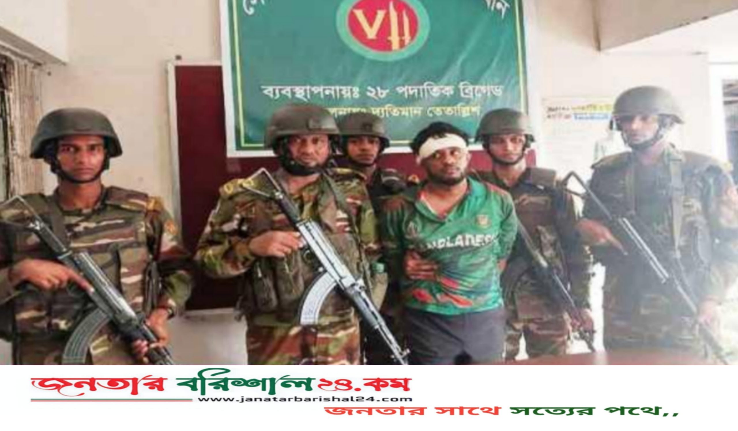 বরিশালে পিস্তলসহ ছিনতাইকারীকে গণধোলাই দিয়ে পুলিশে দিল জনতা