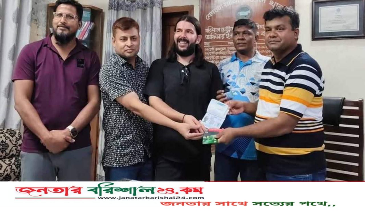 কোতোয়ালী পুলিশের তৎপরতায় কানাডিয়ান নাগরিক ফিরে পেলেন হারানো পাসপোর্ট ও ভিসা!