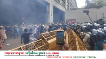 শিক্ষকদের সচিবলায়ে ঢোকার চেষ্টা, জলকামান ও সাউন্ডগ্রেনেড নিক্ষেপ পুলিশের