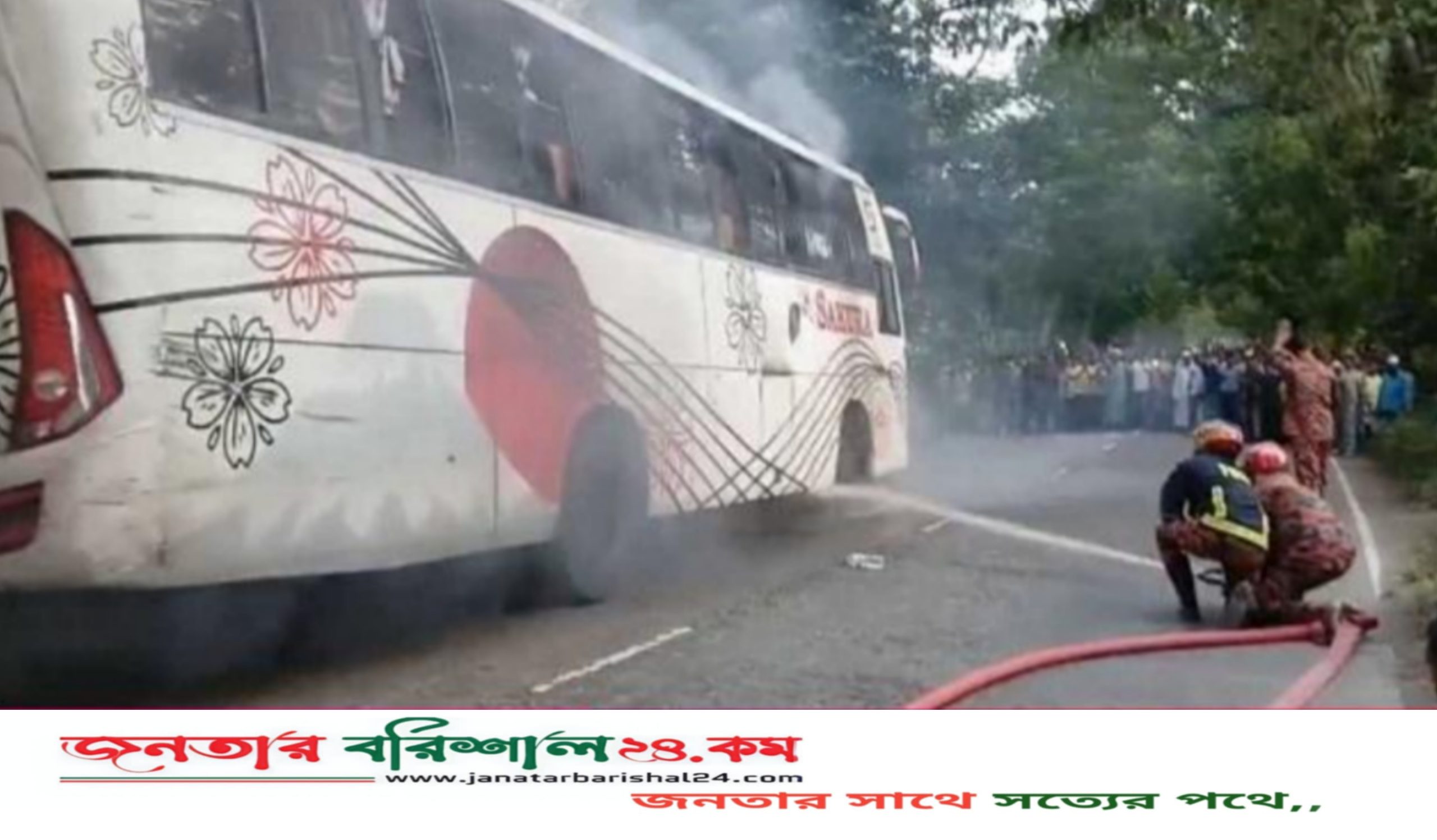 ঝালকাঠিতে সাকুরা পরিবহনের নিচে মোটরসাইকেল ঢুকে মুহূর্তে জ্বলে উঠলো আগুন