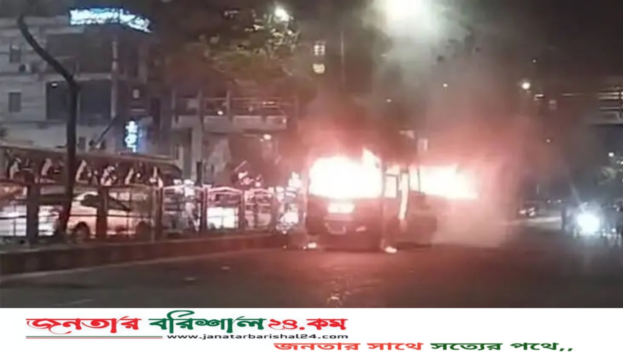 ধানমন্ডির ল্যাবএইড হাসপাতালের সামনে বাসে আগুন