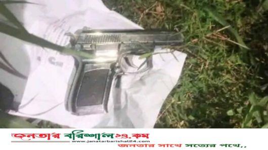 নারীর হাতে মার খেয়ে অস্ত্র ফেলে পালাল তিন ছিনতাইকারী