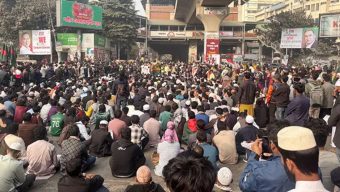 হাদি হত্যার বিচার দাবিতে শাহবাগ অবরোধ, শিক্ষার্থী-জনতার ঢল