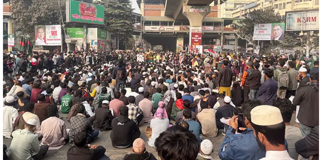 হাদি হত্যার বিচার দাবিতে শাহবাগ অবরোধ, শিক্ষার্থী-জনতার ঢল